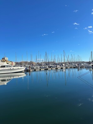 A marina with numerous sailboats docked, calm water, and a clear blue sky. - Studio Renovated 4 sleeps Clim balcony Parking port beach swimming pool Cap d'Agde (Agde)