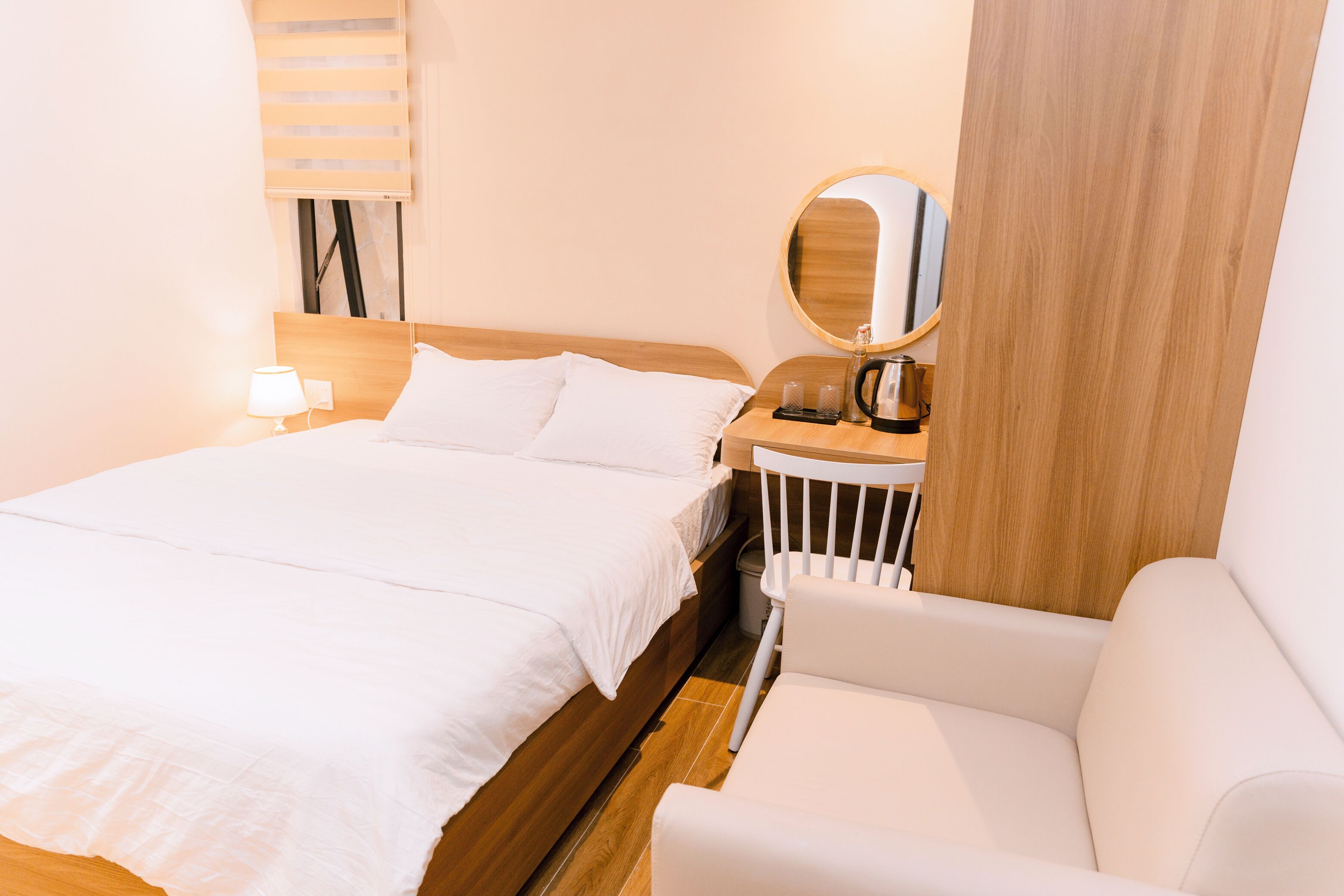 Quarto casal luxo | Escrivaninha, espaço de trabalho para notebook, cortinas blackout