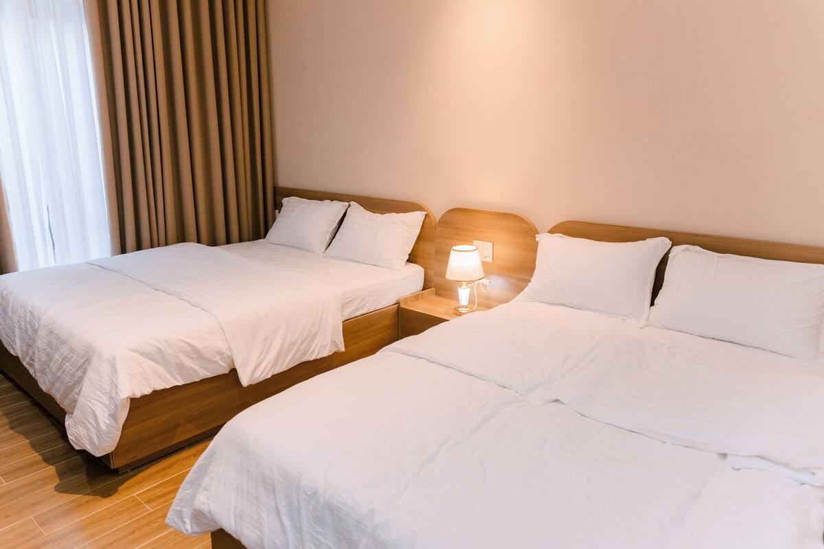 Quarto família | Escrivaninha, espaço de trabalho para notebook, cortinas blackout