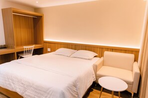 Habitació doble bàsica, 1 llit de matrimoni | Escriptori, espai de treball apte per a portàtils i cortines opaques 