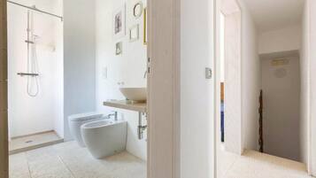 Dusche, Haartrockner, Bidet, HandtĂŒcher