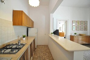 Fridge, microwave, stovetop, coffee/tea maker - Villetta Macao 2 – 2 bedrooms, 2 bathrooms, 70 m from the sea (Torre Suda)
