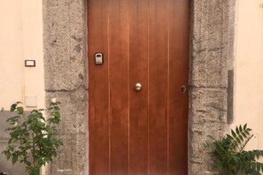 Exterior detail - Wonderful Holiday Home in the Historic Center of Naples in Piazza Bellini (Napoli)