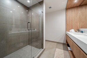 Hair dryer, towels, soap, toilet paper - Crosby Miami WTC 1BR/1BA City Loft #604 (Miami)