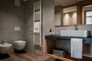 Suihku, hiustenkuivaaja, pyyhkeet