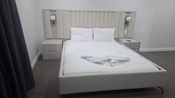 Dobbeltrom – junior, byutsikt | Blendingsgardiner, lydisolert, strykejern/-brett og wi-fi (inkludert)