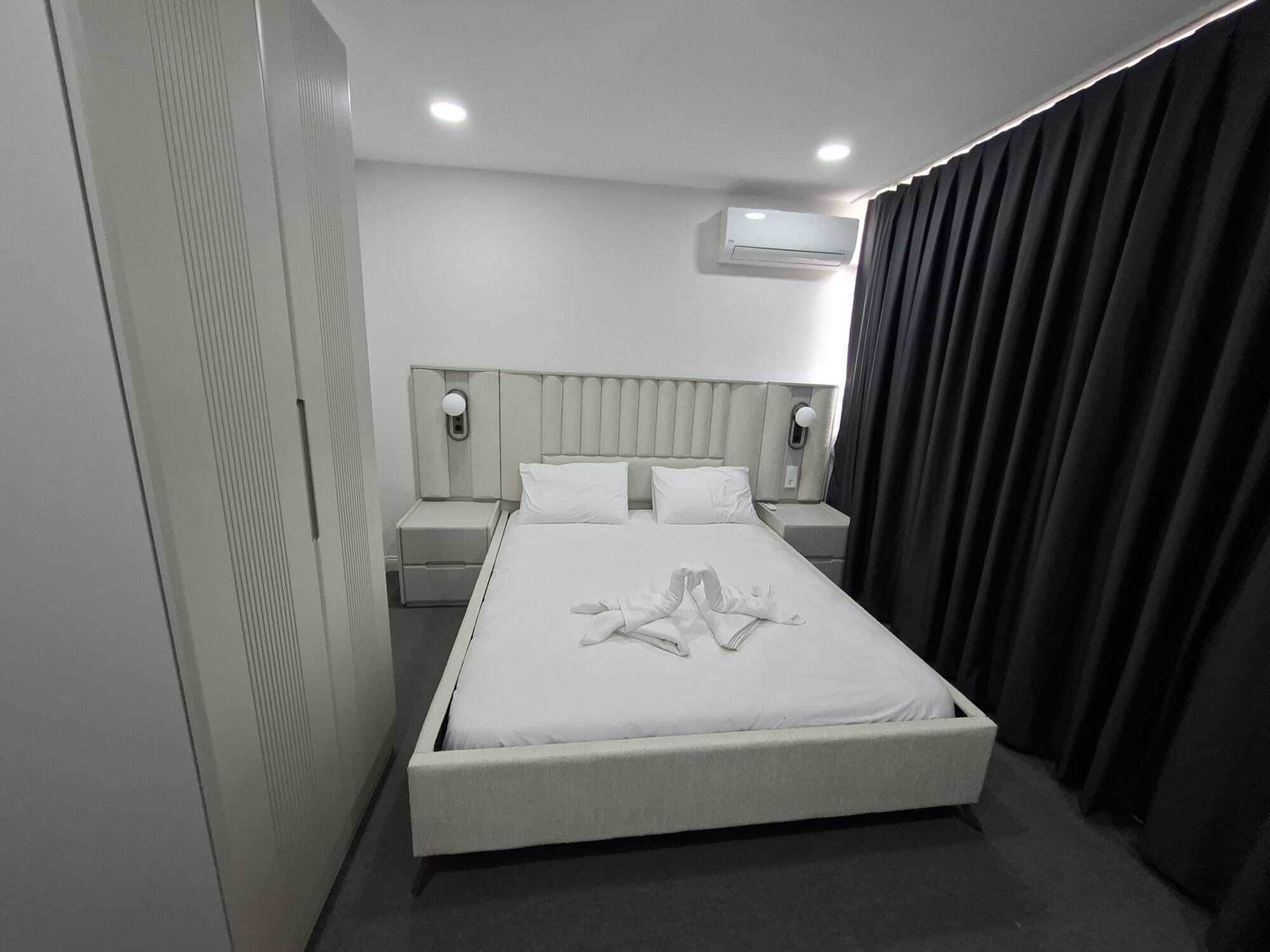 Langsir/tirai gelap terus, kalis bunyi, seterika/papan seterika 