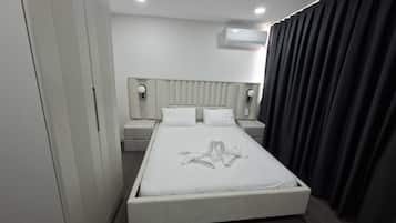 Langsir/tirai gelap terus, kalis bunyi, seterika/papan seterika