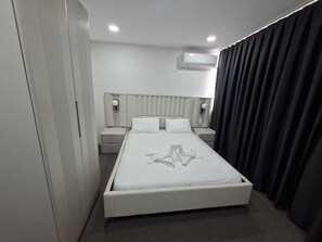 Verdunkelungsvorhänge, schallisolierte Zimmer, Bügeleisen/Bügelbrett