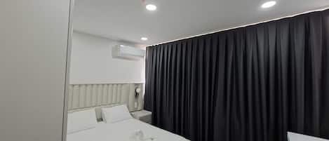 ستائر تعتيم وتجهيزات عازلة للصوت ومكواة/لوح كي وواي فاي مجانًا