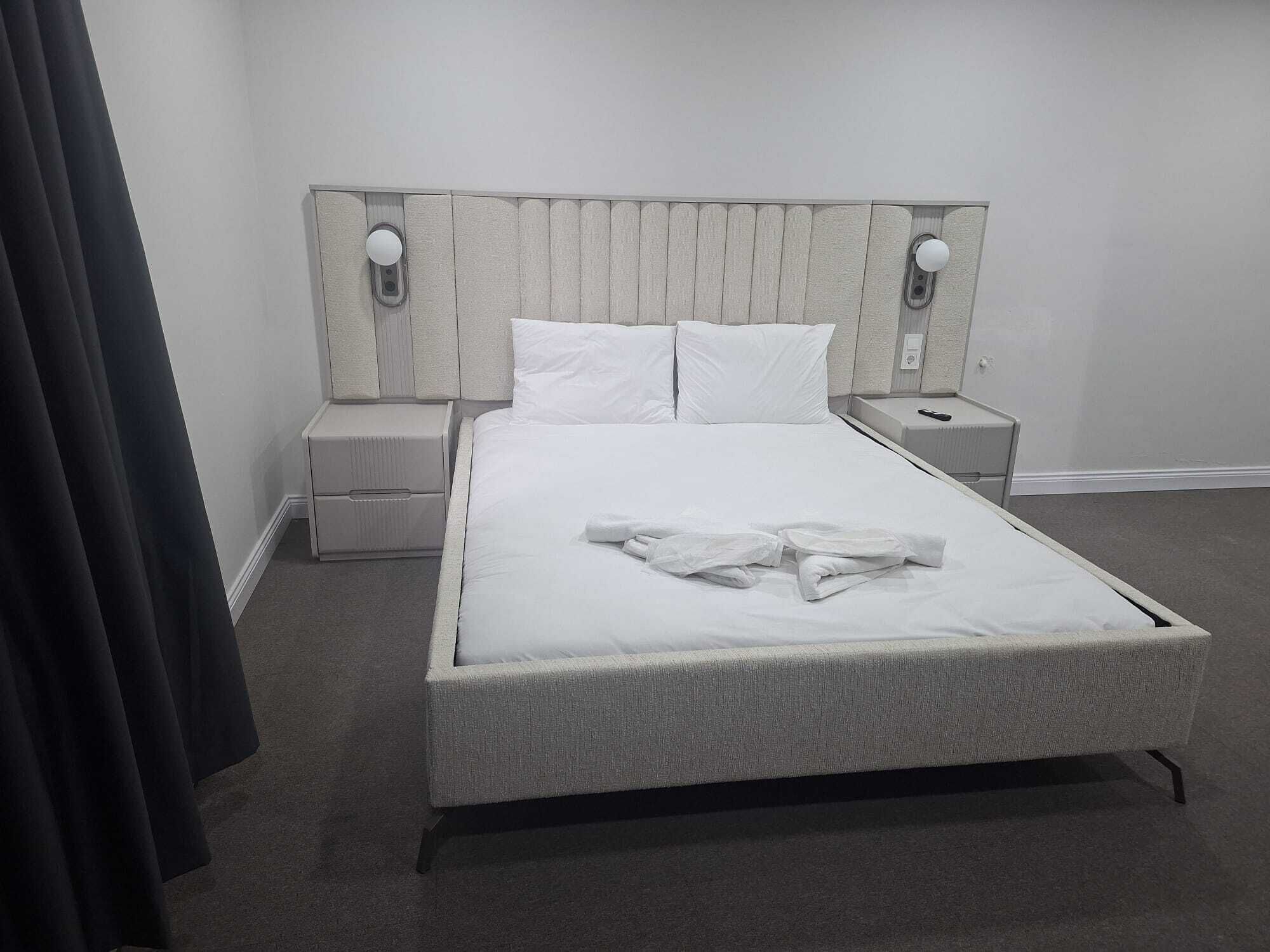 Rideaux occultants, chambres insonorisées, fer et planche à repasser