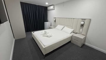 Rideaux occultants, chambres insonorisées, fer et planche à repasser