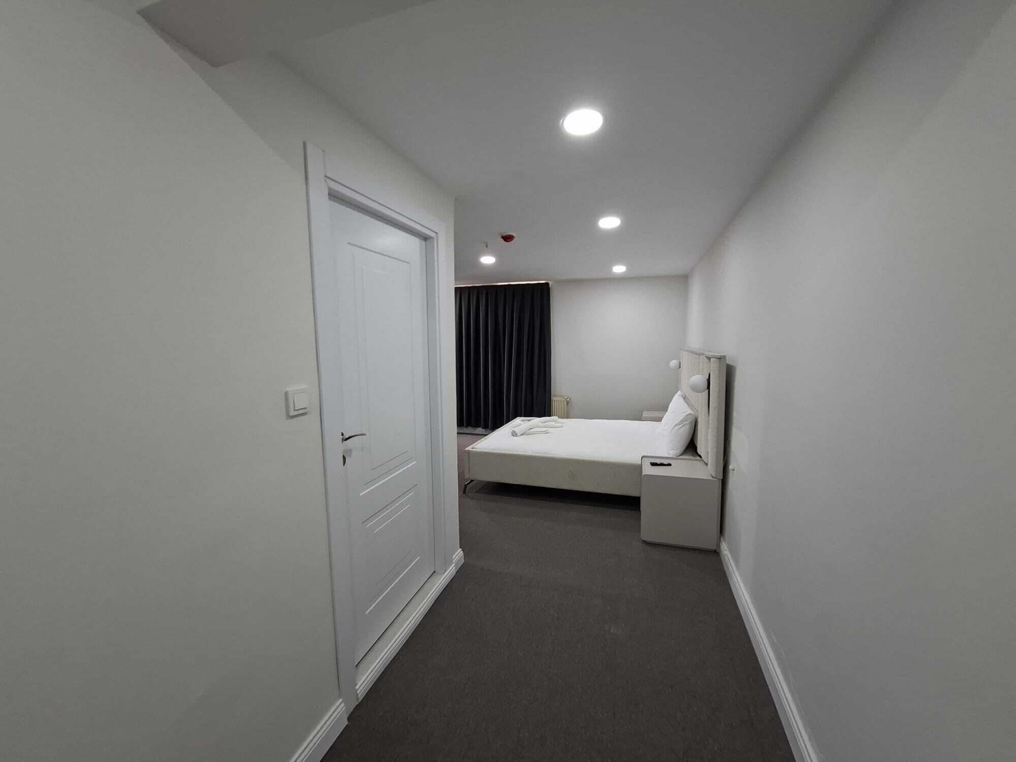 Rideaux occultants, chambres insonorisées, fer et planche à repasser