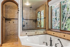 Dusche, Haartrockner, Handtücher, Shampoo