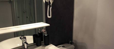 Douche, sĂšche-cheveux