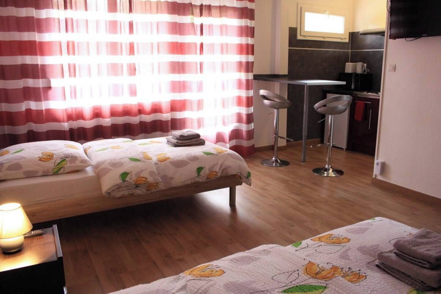 Tabla de planchar con plancha, wifi, ropa de cama