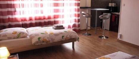 Tabla de planchar con plancha, wifi, ropa de cama