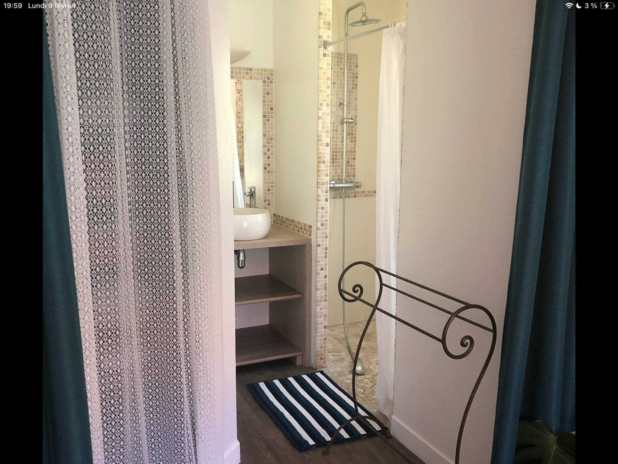Sèche-cheveux, serviettes fournies, papier toilette