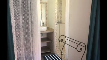 Sèche-cheveux, serviettes fournies, papier toilette