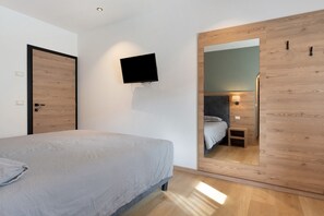 Tabla de planchar con plancha, wifi y ropa de cama 