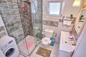 Hair dryer, towels, soap, toilet paper - Bougainvillea Escape Cottage (Corfu)