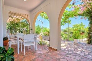 Outdoor dining - Bougainvillea Escape Cottage (Corfu)