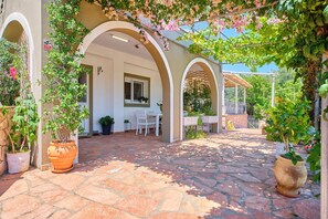 Outdoor dining - Bougainvillea Escape Cottage (Corfu)
