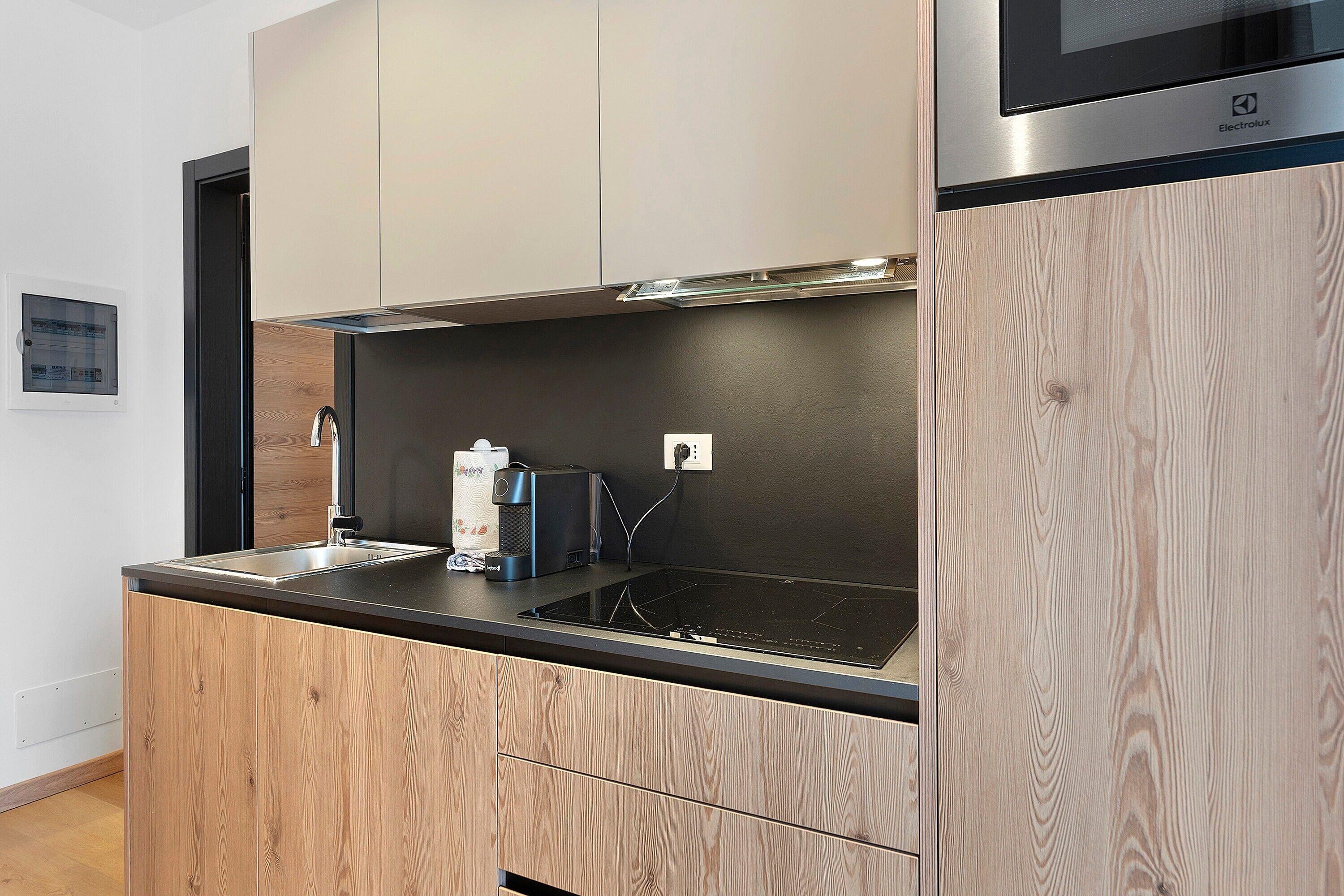 Kühlschrank, Mikrowelle, Herdplatte, Geschirrspüler