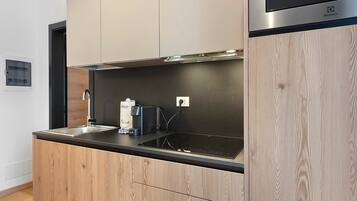 Geladeira, micro-ondas, cooktop, lava-louças