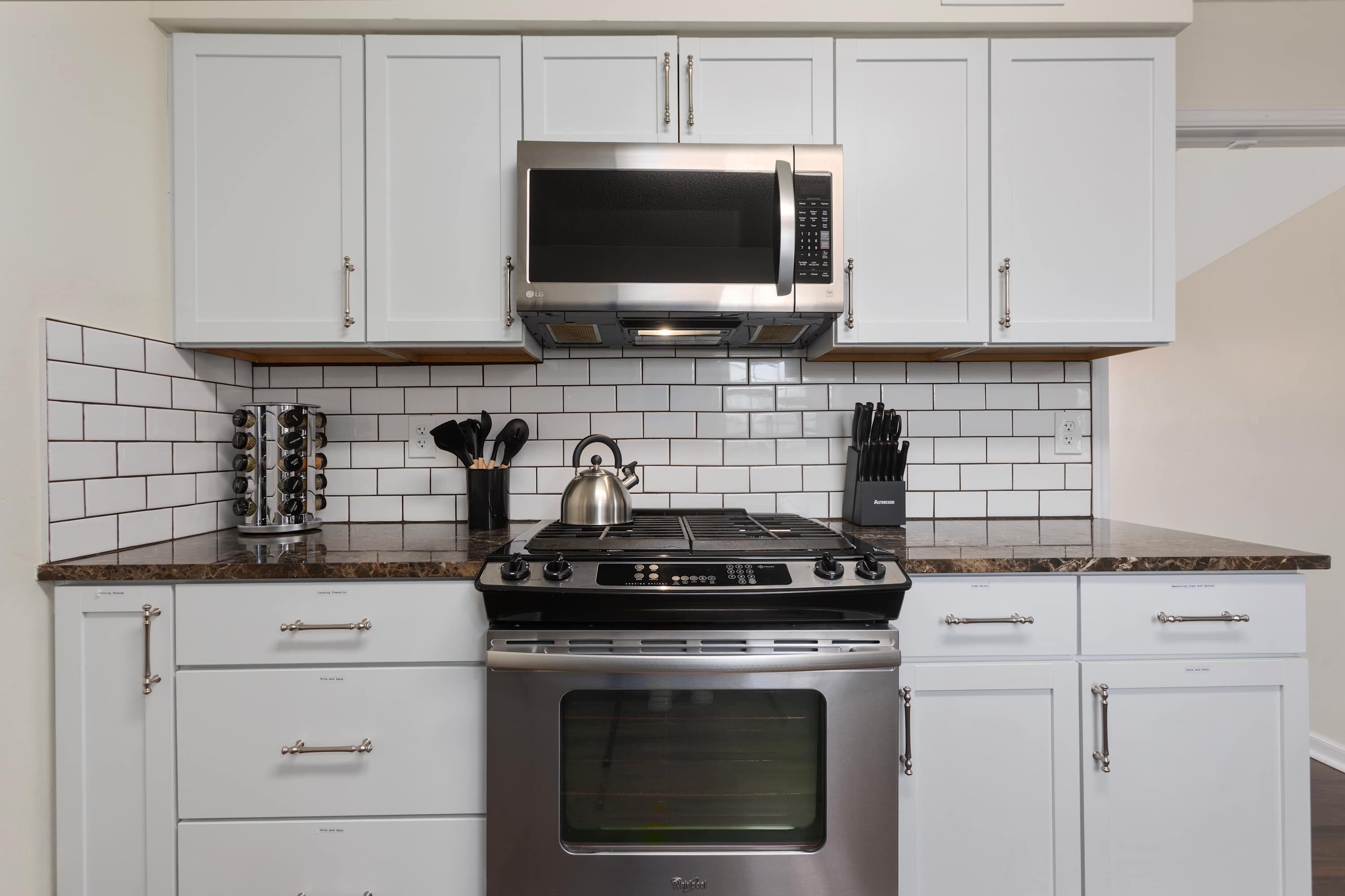 Kjøleskap, mikrobølgeovn, ovn og kokeplater