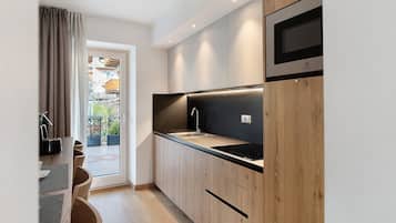 Réfrigérateur, micro-ondes, plaque de cuisson, lave-vaisselle