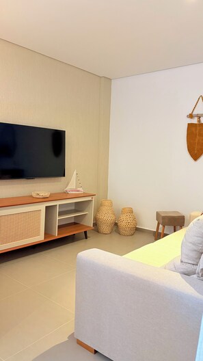 Comfort Apartment | Living area | 32-inch Smart TV with digital channels - Apartamento Messina  (Jijoca de Jericoacoara)