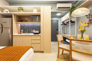 Apartamento Deluxe, cocina, vistas a la ciudad | Cocina privada