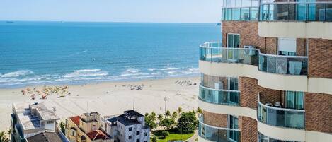 Rannalla, valkoista hiekkaa, 5 rantabaaria