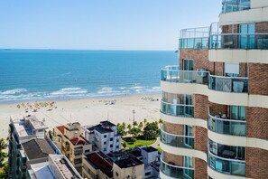 On the beach, white sand, 5 beach bars - Stay Home Luxo | 1min Praia Gonzaga | Rooftop, Piscina, Sauna & Gym (Santos)