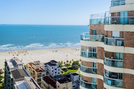 En la playa, arena blanca, 5 bares en la playa. Stay Home Luxo | 1min Praia Gonzaga | Rooftop, Piscina, Sauna & Gym