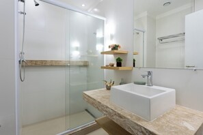 Design Apartment, Multiple Beds, Air conditioning, Sea View | Bathroom | Shower, free toiletries, towels, soap - Stay Home Luxo | 1min Praia Gonzaga | Rooftop, Piscina, Sauna & Gym (Santos)