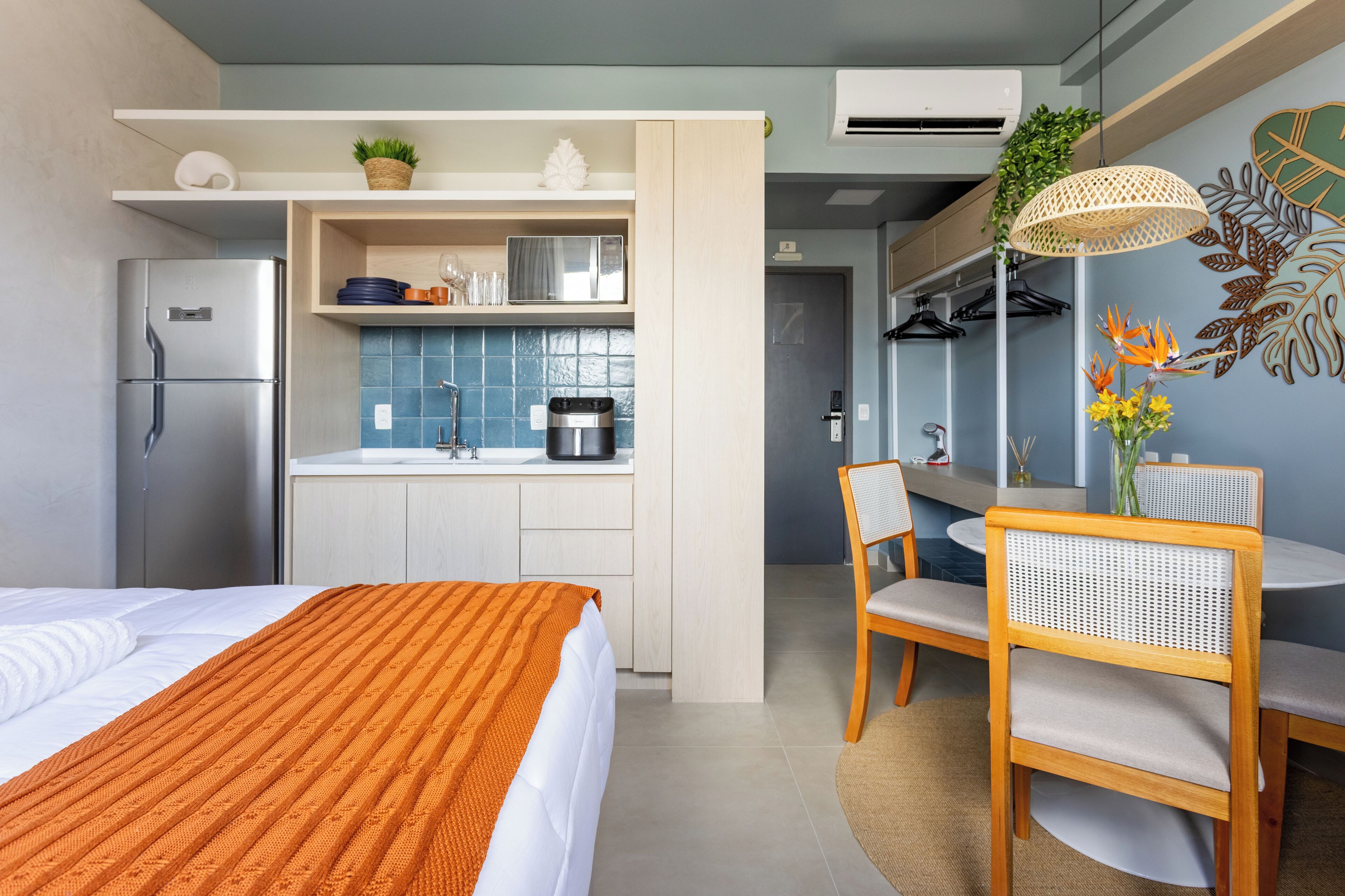 Una habitación de hotel con cama, kitchenette, comedor y baño.