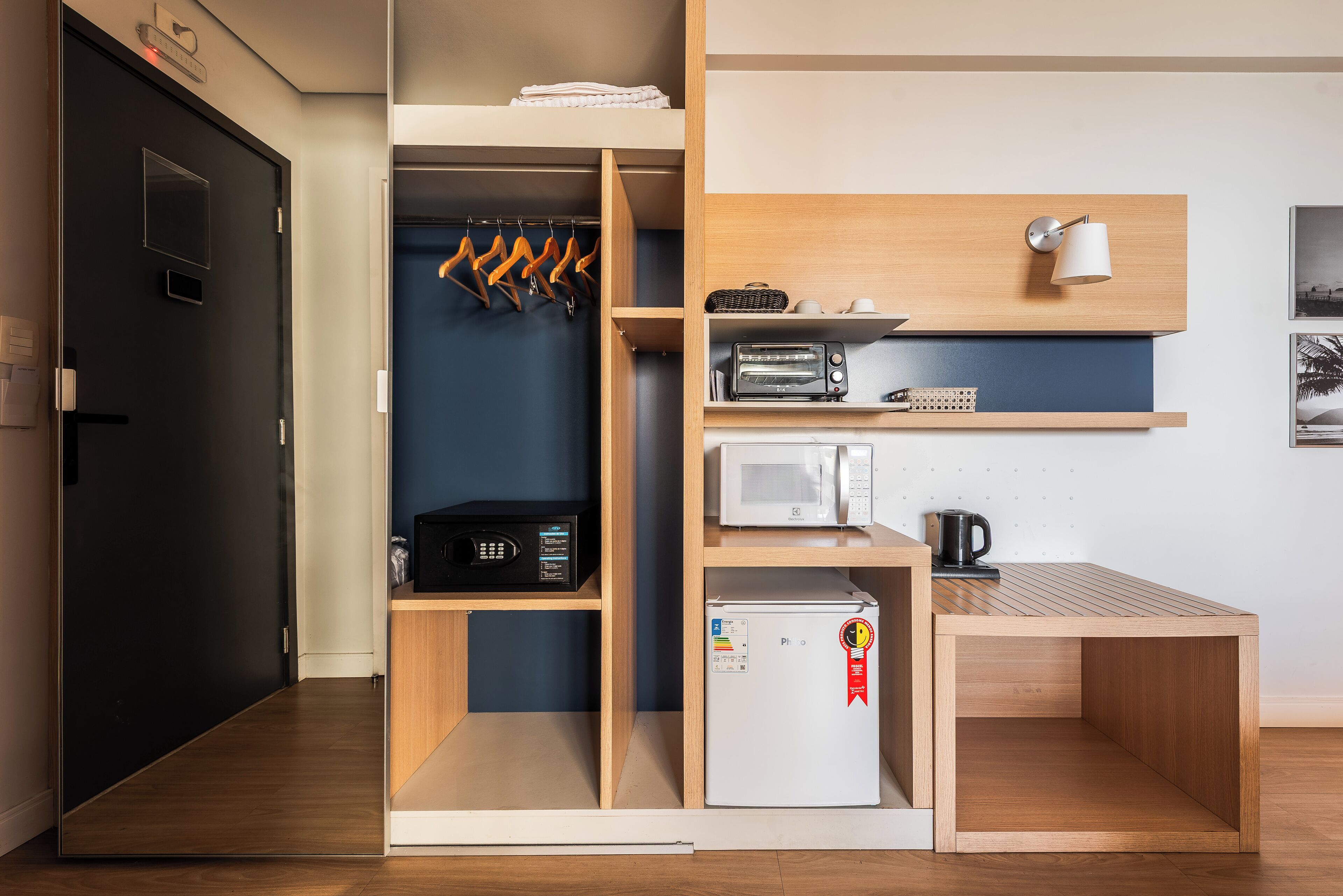 Una kitchenette compacta equipada con microondas, tostadora y refrigerador.