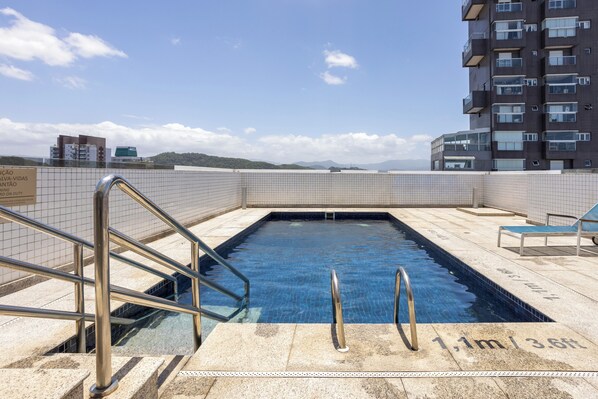Outdoor pool - Stay Home Luxo | 1min Praia Gonzaga | Rooftop, Piscina, Sauna & Gym (Santos)