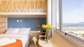 Deluxe-Apartment, Küche, Strandblick | Kostenloses WLAN, Bettwäsche