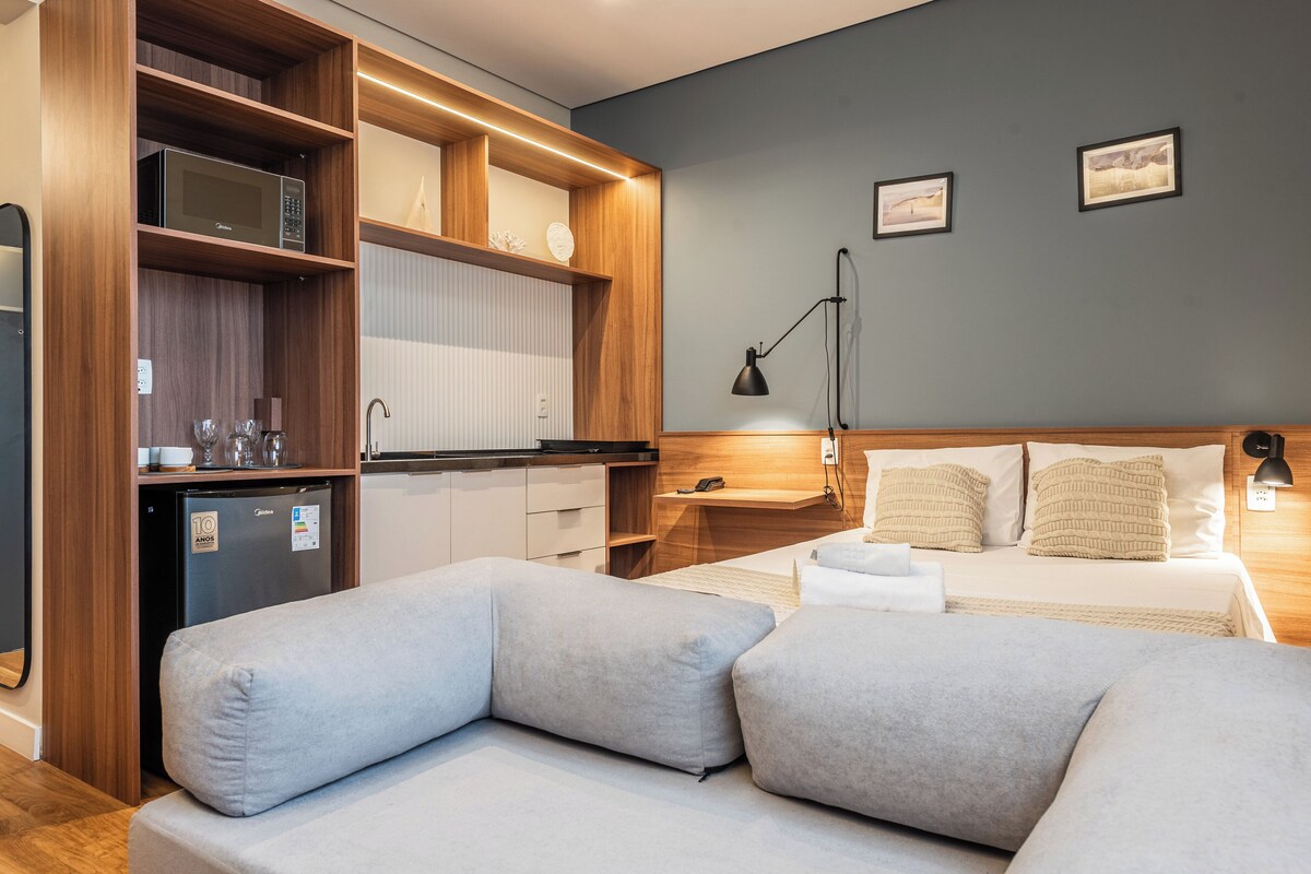 Design appartement, 1 tweepersoonsbed met slaapbank, magnetron, uitzicht op de stad | Woonruimte | Een 32-inch televisie met digitale zenders, Netflix en streamingdiensten
