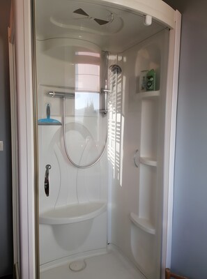 Dusche, Haartrockner, Handtücher