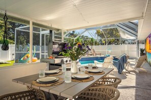 Outdoor dining - Spacious home in Seminole w/Heated Pool/mini golf/firepit/game rm/dogs welcome (Seminole)