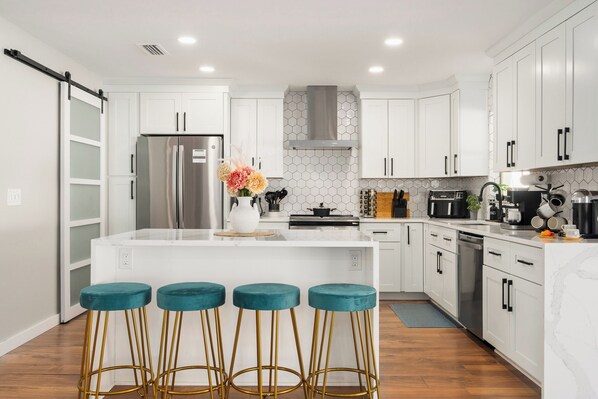 ثلاجة، ميكروويف، فرن، موقد طهي مسطح