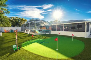 Sports court - Spacious home in Seminole w/Heated Pool/mini golf/firepit/game rm/dogs welcome (Seminole)