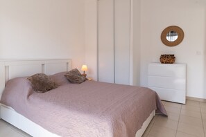 Silitysrauta/-lauta, Wi-Fi, vuodevaatteet