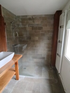 Een douche, een haardroger, handdoeken, zeep