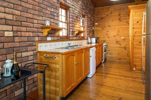 Private kitchen - Spectacular Oceanfront Getaway in Malua Bay (Malua Bay)