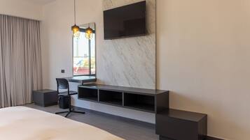 Escritorio, espacio para trabajar con laptop y wifi gratis